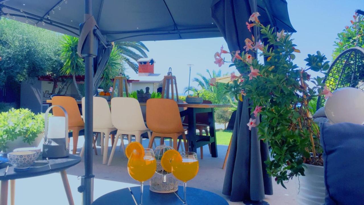 Villa Maris- Beachfront Villa With Exclusive Pool Подстрана Екстериор снимка