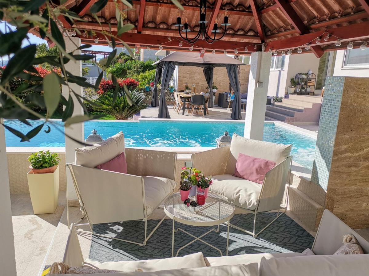Villa Maris- Beachfront Villa With Exclusive Pool Подстрана Екстериор снимка