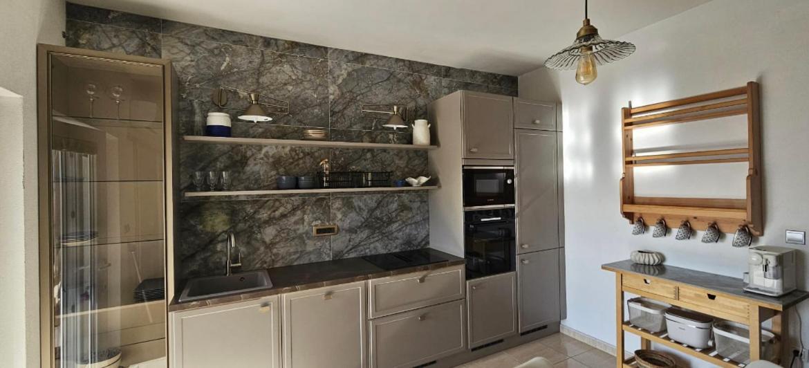 Villa Maris- Beachfront Villa With Exclusive Pool Подстрана Екстериор снимка